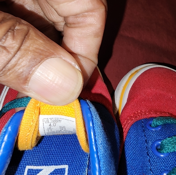 VANS - Picture 2 of 6